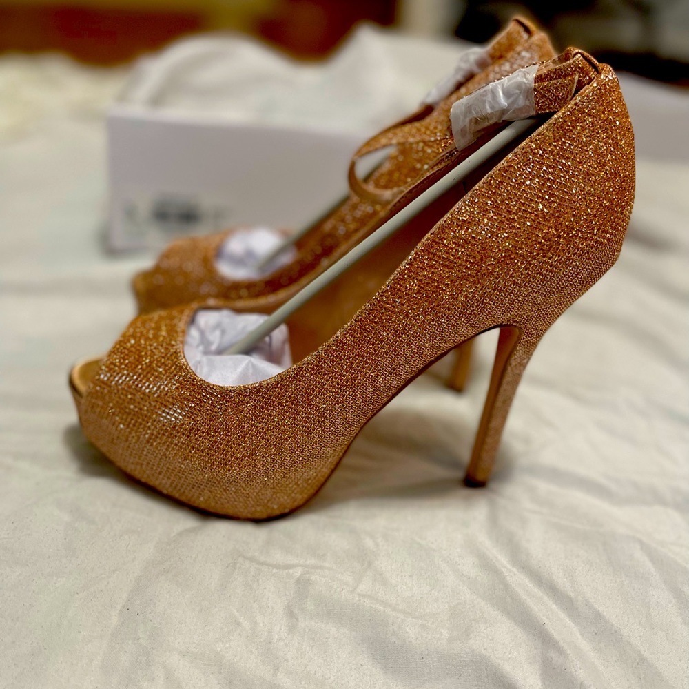 Beautiful unworn pumps. Champagne/glitter